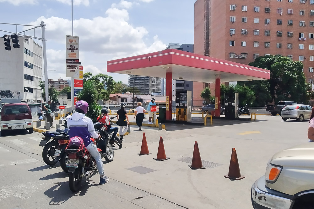 Colas- estaciones de servicios- gasolina (Mairet Chourio)