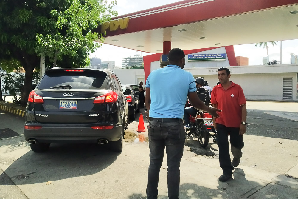 Colas- estaciones de servicios- gasolina (Mairet Chourio)