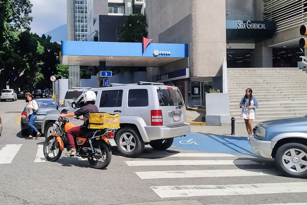 Colas- estaciones de servicios- gasolina (Mairet Chourio)
