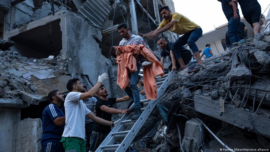 Suben a más de 1.200 los muertos en Israel y 1.055 en Gaza