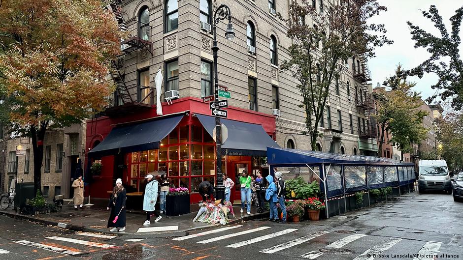 Fans despiden a Mathew Perry en el rincón de "Friends" en Nueva York