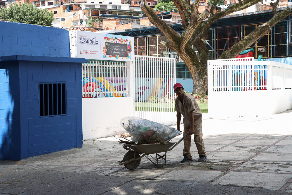 Escuelas- asistencia- Petare (Mairet Chourio)