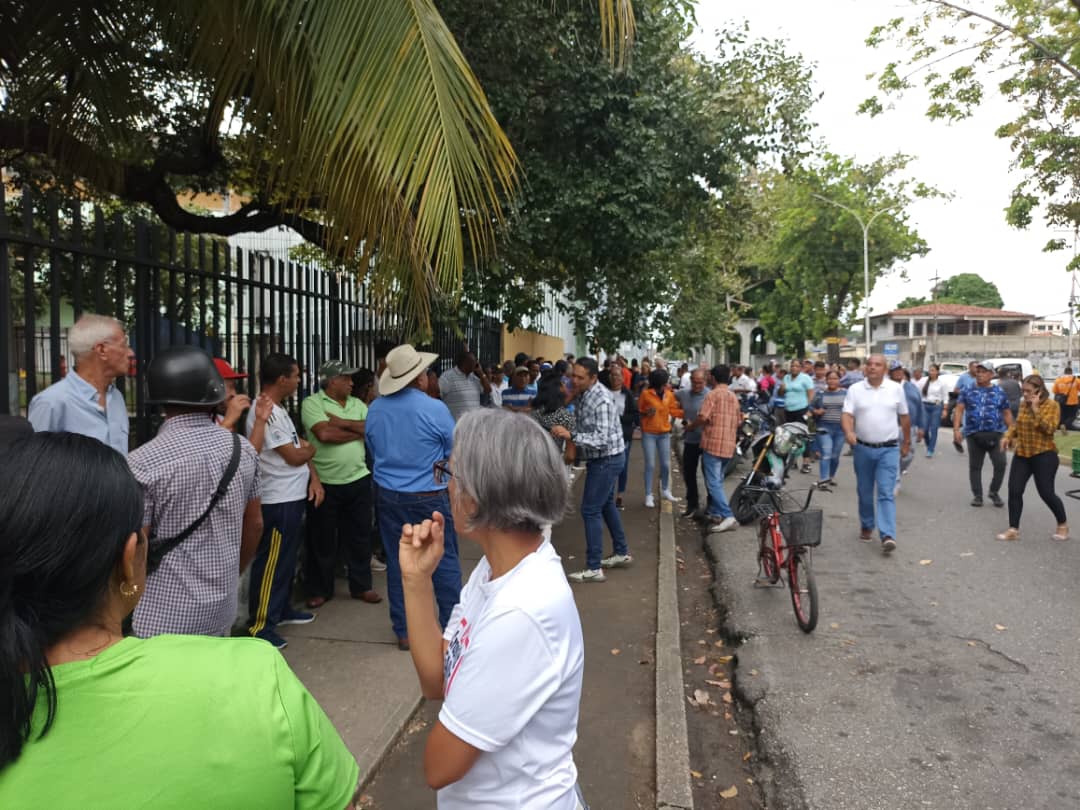 Nutridas colas marcaron la jornada de inicio de primarias en Barinas