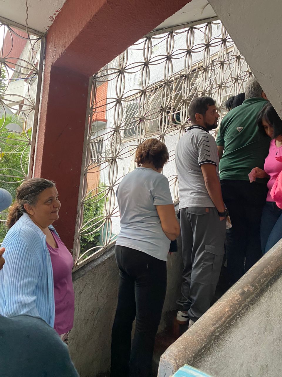 Lluvias, retrasos y seis horas de espera para votar en Catia