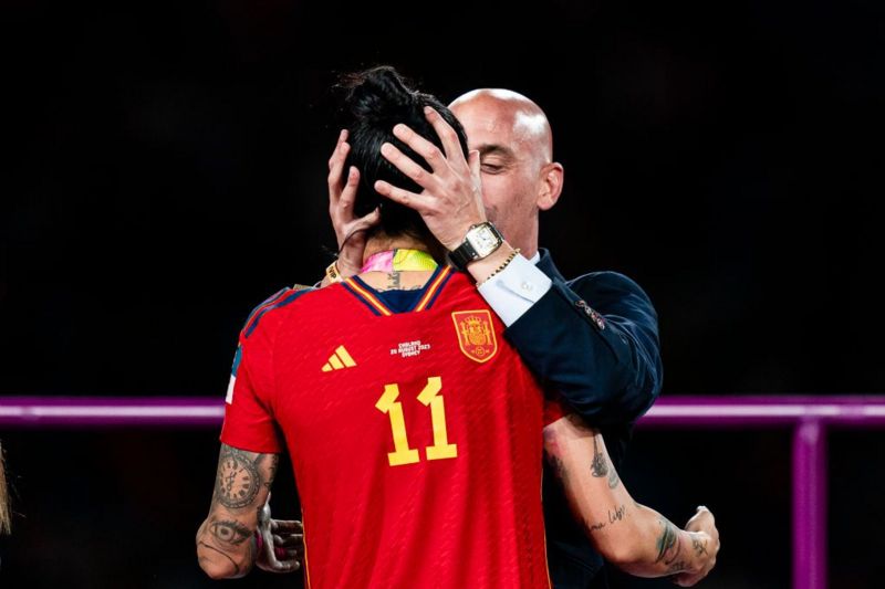 La FIFA inhabilita por tres años a Luis Rubiales tras investigación por beso no consensuado con Jenni Hermoso