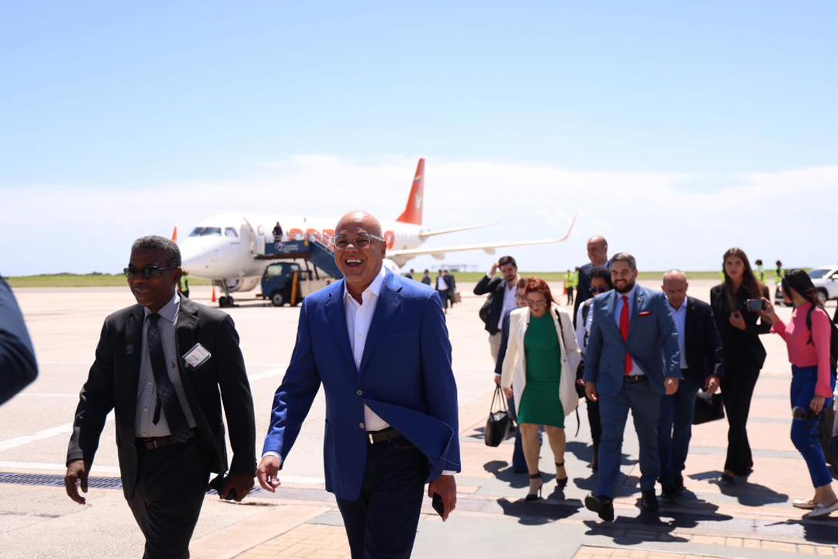 Delegación del Gobierno venezolano llega a Barbados para retomar diálogo con la oposición