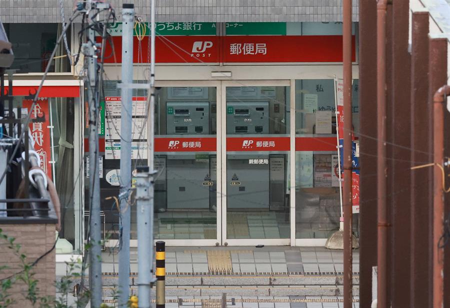 Autor del tiroteo en un hospital de Japón se atrinchera en una oficina de correos