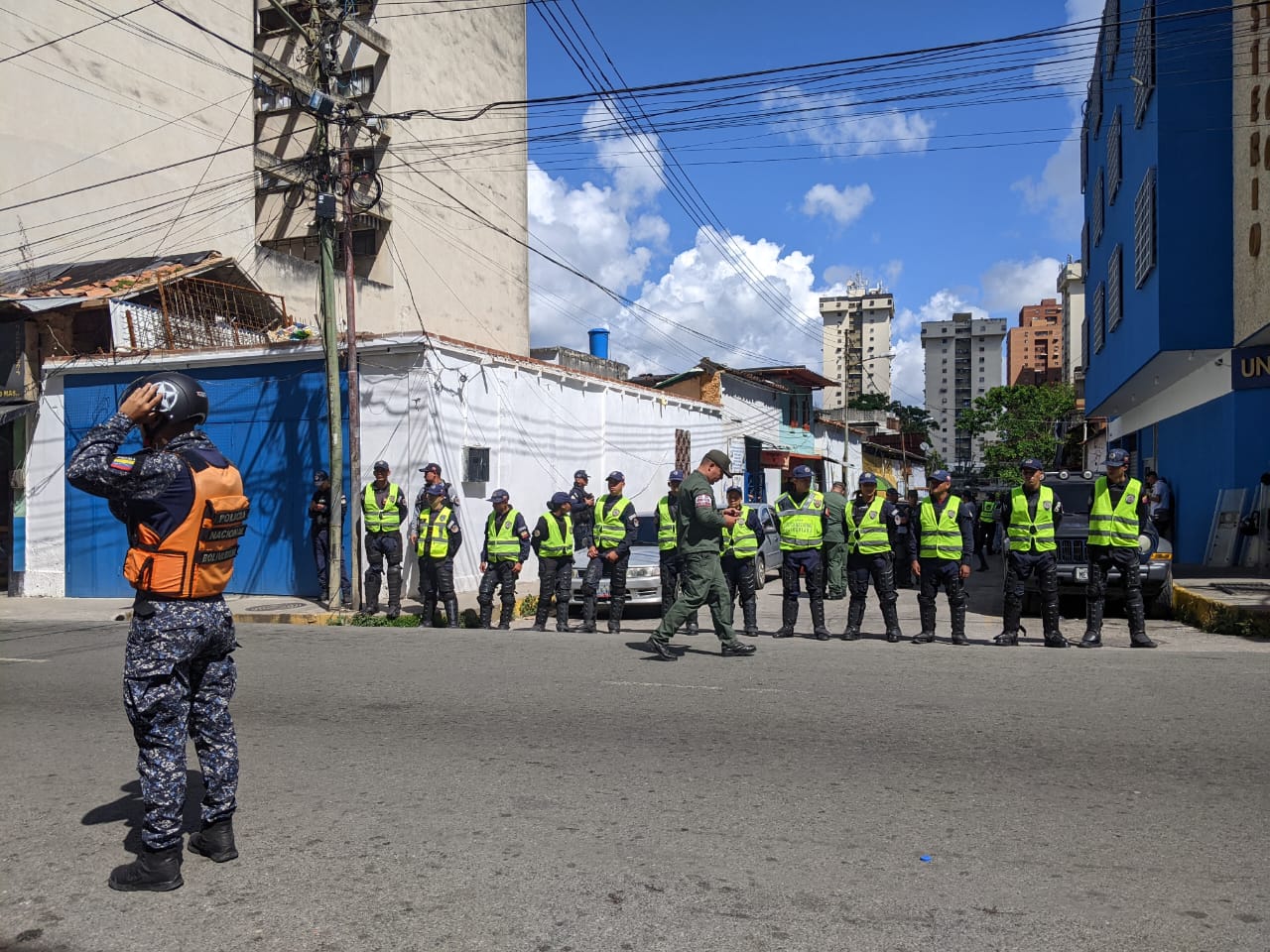 Militares y policías custodian sede de Fiscalía en Los Teques donde declaran miembros de junta de primarias