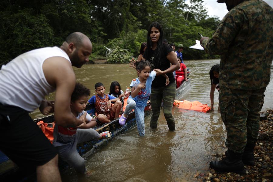 Panamá y Costa Rica activan un "corredor humanitario" para traslado directo de migrantes