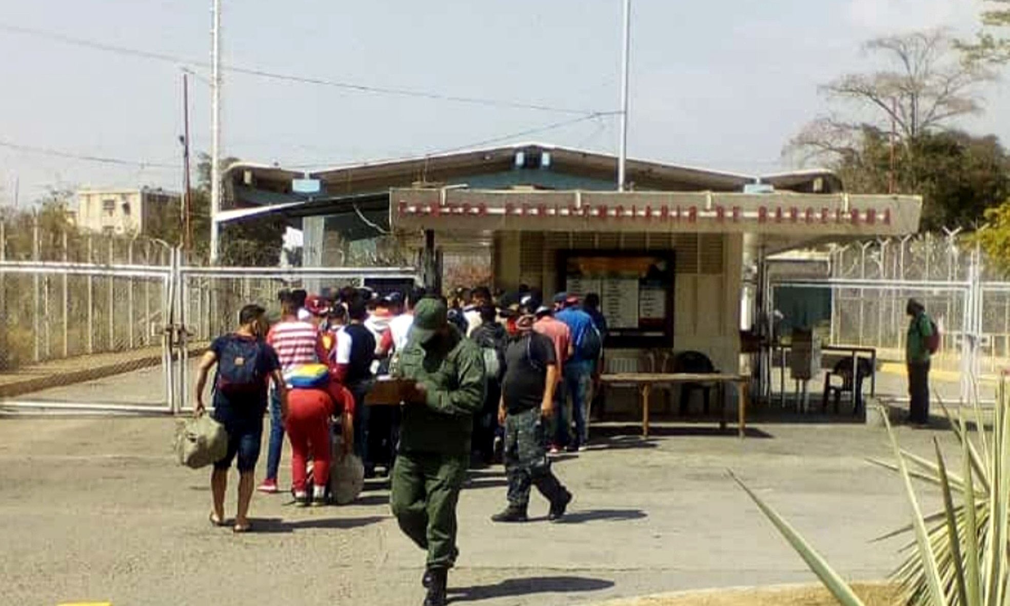 Funcionarios de seguridad se despliegan en alrededores de la cárcel de Puente Ayala