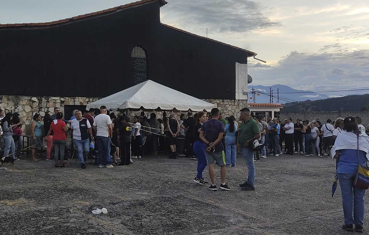En Táchira electores en fila se quedaron sin votar al acabarse la boletas 
