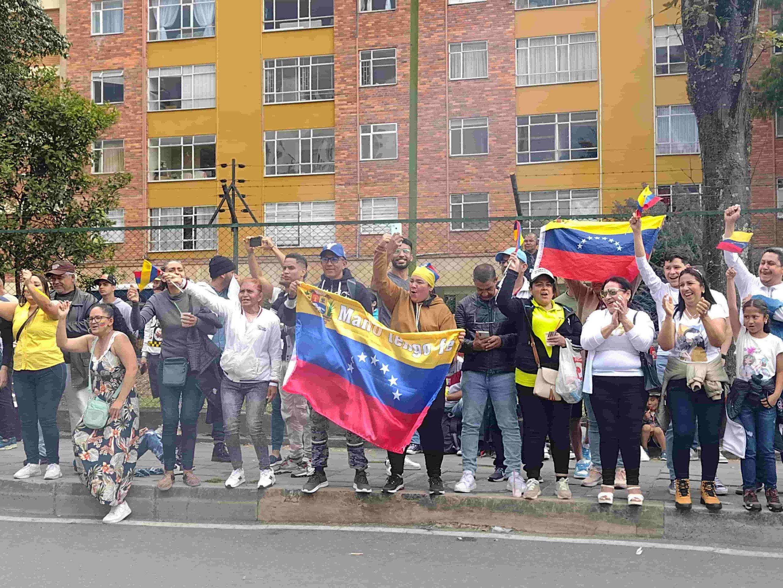 Ni la lluvia apagó el entusiasmo de los venezolanos por votar en las primarias en Bogotá