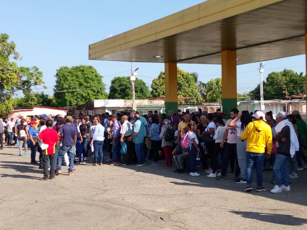 En Zulia, Bolívar, Mérida y Aragua los usuarios llegan desde tempranas horas de la mañana