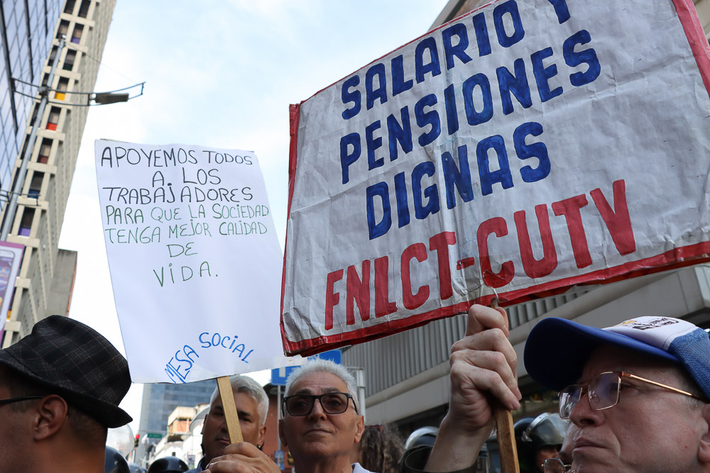 Trabajadores y pensionados protestan por salario justo ()