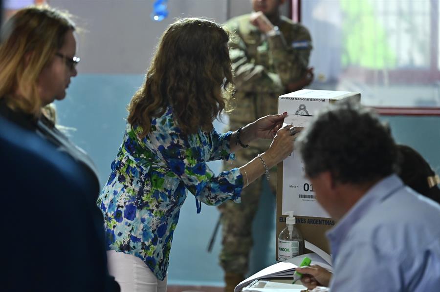 Abren los centros de votación para la segunda vuelta de las presidenciales en Argentina
