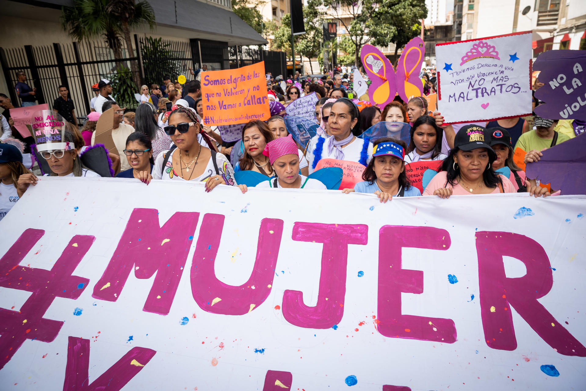 Con alas de mariposas mujeres en Caracas exigen cese de la violencia contra la mujer