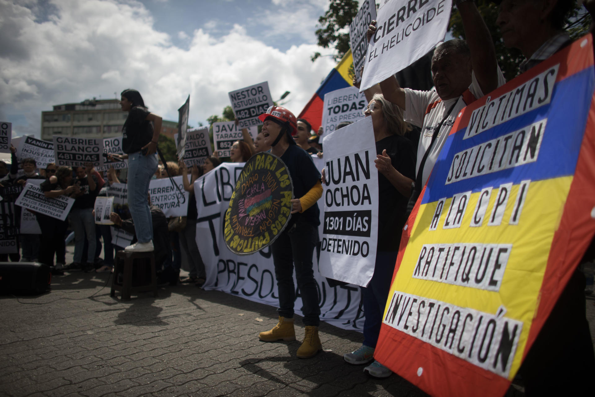 Inseguridad y supresión de derechos amenazan democracia en Latinoamérica, dice informe