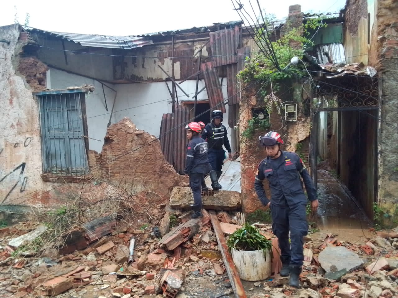 Fallas eléctricas y colapso de una vivienda en Caracas por lluvias
