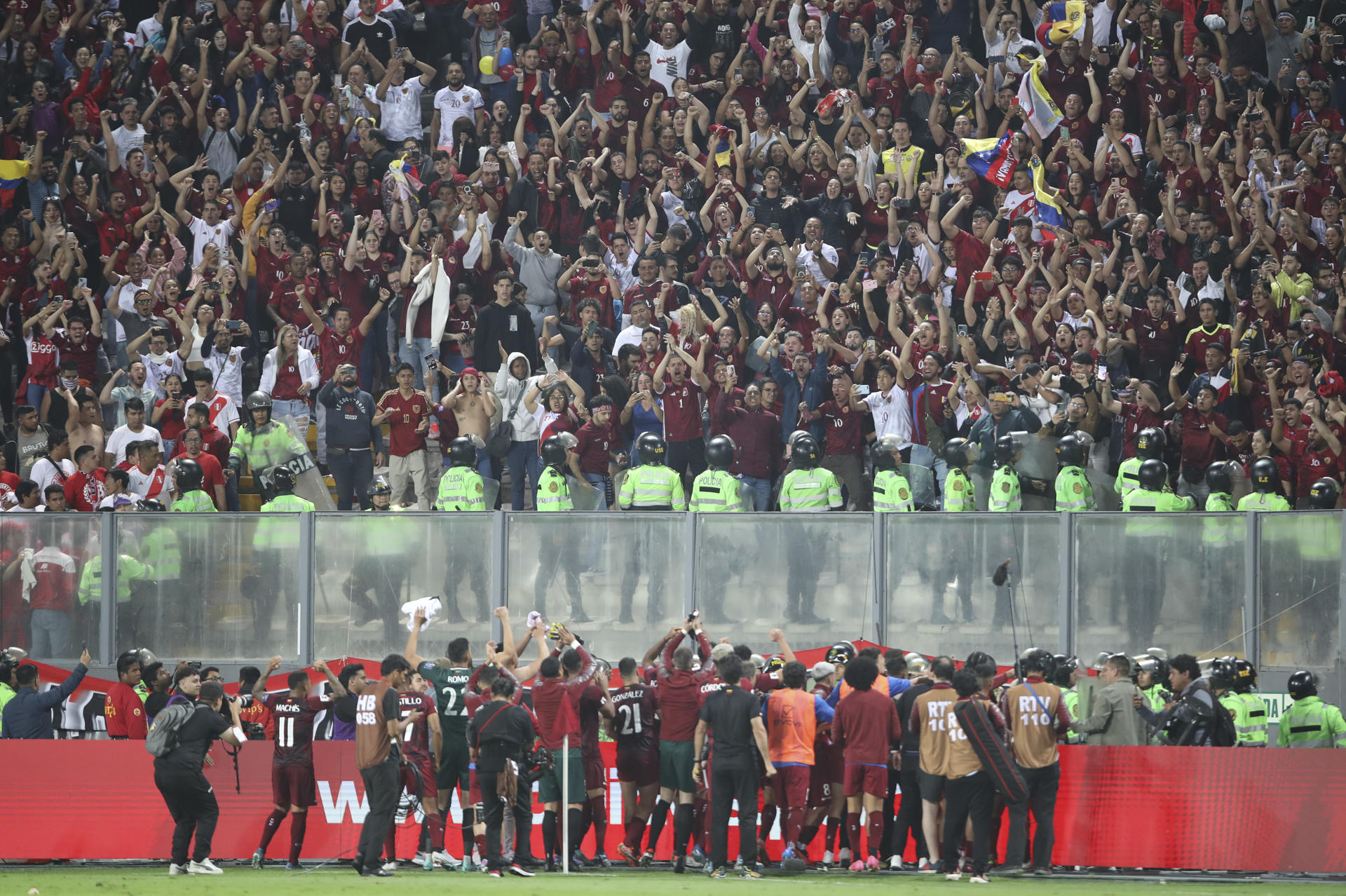 Policía de Perú agrede a jugadores de la Vinotinto e impide que saluden a fanáticos