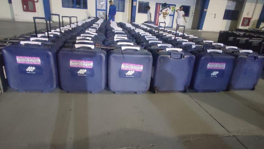 Material electoral se distribuye en centros de votación para el referendo sobre el Esequibo