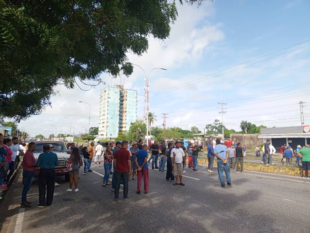 Maturineses protestan por dolarización de gasolineras