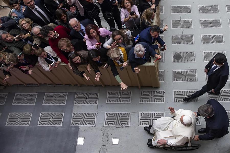 Estado del papa Francisco es bueno, no tiene fiebre y su situación respiratoria mejora
