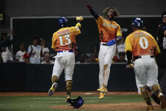 Acuña celebró el Más Valioso con jonrón y paliza de Tiburones a Tigres