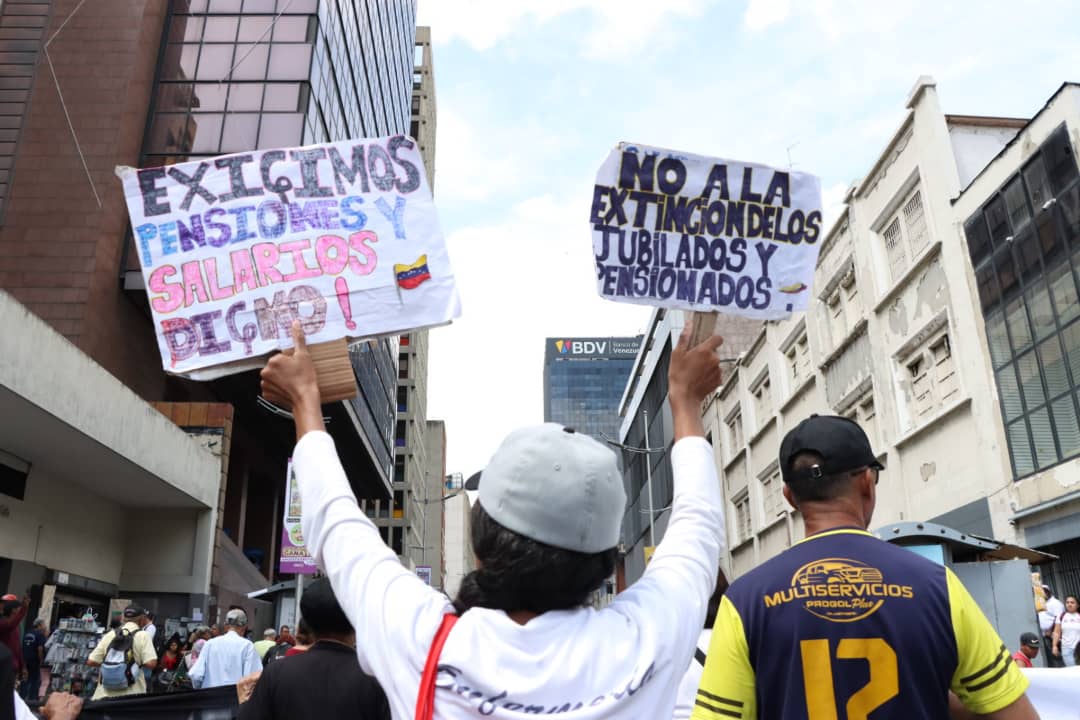 Trabajadores y jubilados marchan en Caracas en demanda de aumento salarial
