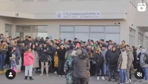 Venezolanos protestan en Islandia por deportaciones