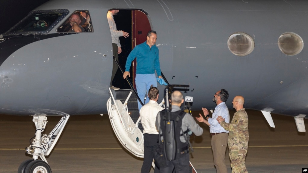 Estadounidenses liberados por Venezuela en intercambio de prisioneros llegan a base de Texas