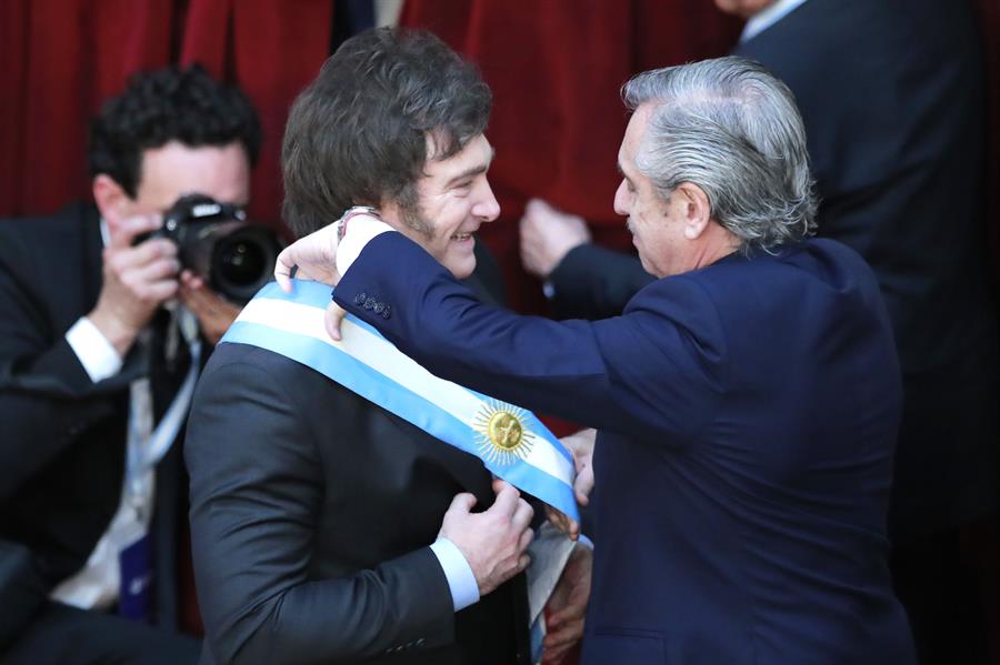 Milei juró "por Dios y por la patria" como nuevo presidente de Argentina