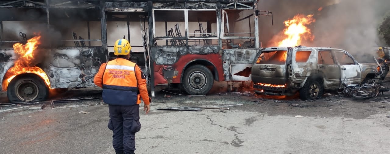8 muertos y 14 heridos deja choque múltiple e incendio la Gran Mariscal de Ayacucho