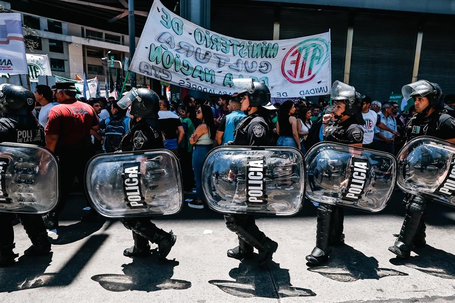 Argentina no renovará 5.000 contratos públicos y revisará un millón de planes sociales