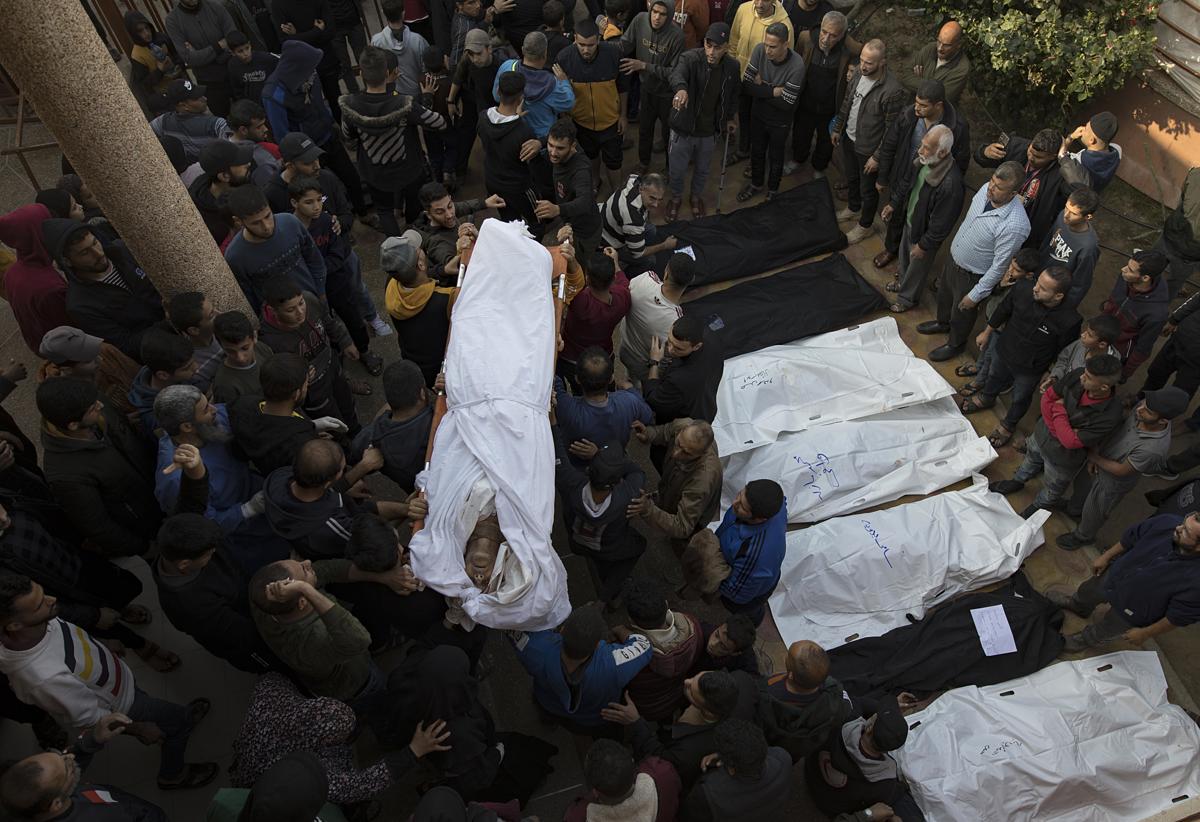 Llegan más heridos y muertos palestinos al hospital de Nassser, en el sur de la Franja de Gaza