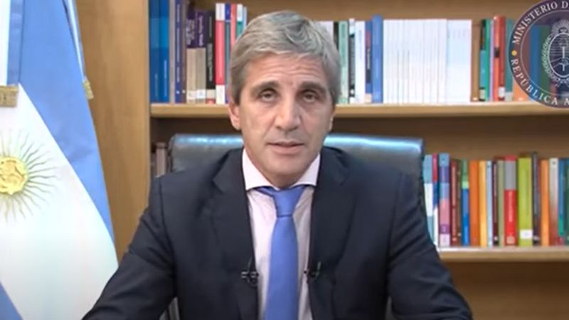 Devaluación del peso y otras 9 medidas anunciadas por el gobierno de Milei para hacer frente a la crisis en Argentina (y las dudas que dejan)
