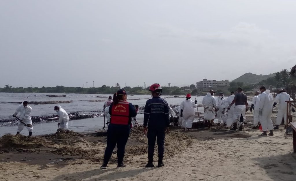Derrame de laguna de desechos en El Palito afecta playa en Puerto Cabello