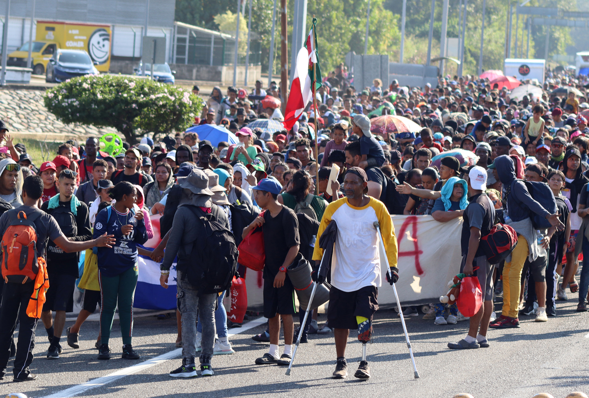La caravana de miles de migrantes avanza por México en la víspera de la visita de EEUU