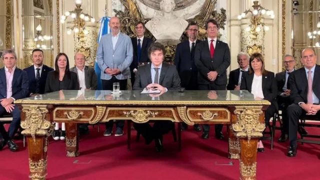 En qué consiste el polémico Decreto de Necesidad y Urgencia presentado por Milei en Argentina para liberalizar la economía del país