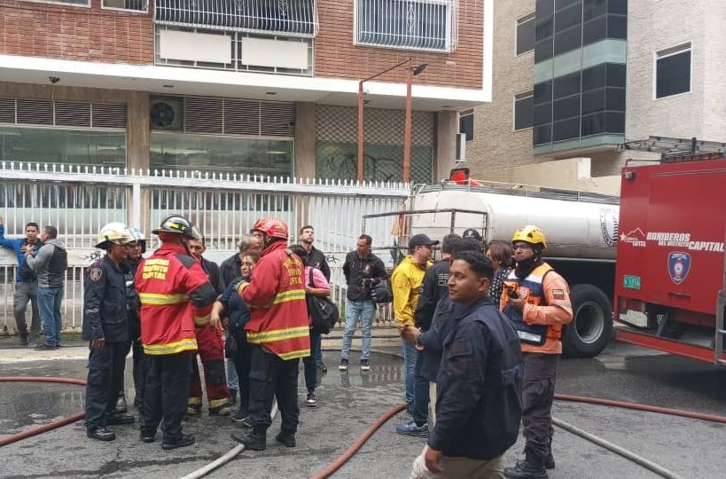 Dos muertos y cuatro heridos por incendio de apartamento en Los Palos Grandes