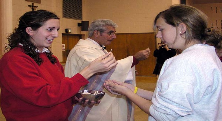 El Vaticano aclara que las madres solteras pueden recibir la Comunión