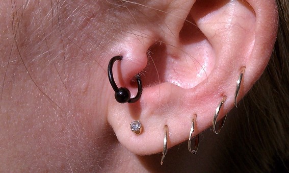 Las consecuencias invisibles del piercing en la piel