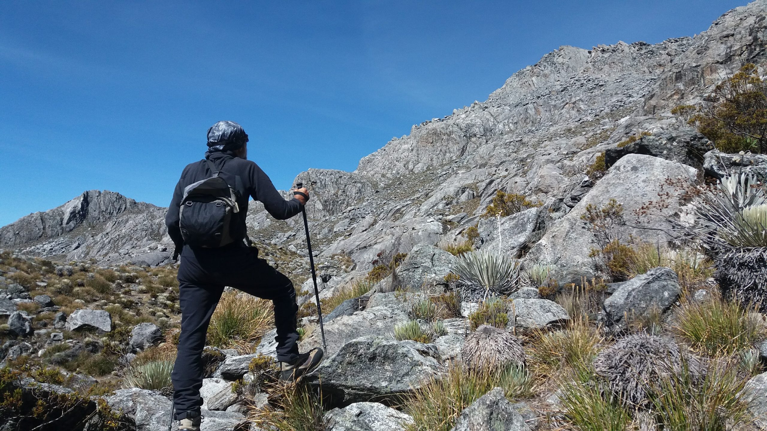 Incluir a un guía cuando haga actividades en montañas desconocidas