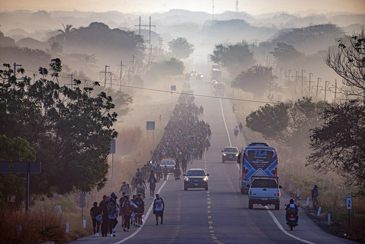 Miles de migrantes de la caravana se reagrupan para avanzar por el sur de México