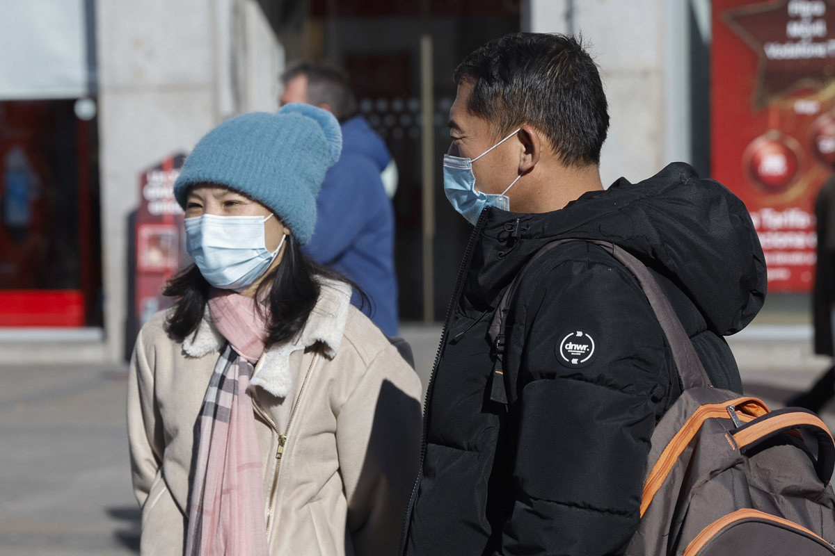 Varias comunidades autónomas hacen obligatoria la mascarilla en los centros sanitarios por incremento de virus