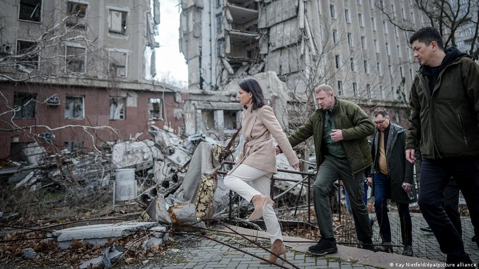 Dron ruso obliga a interrumpir visita de Baerbock a Mykolaiv