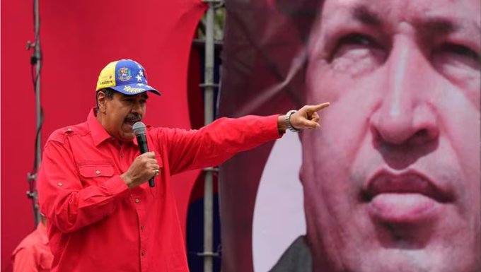 "Amenazas" para contrarrestar bajo apoyo popular: Cómo inicia Maduro precampaña por la reelección según analistas
