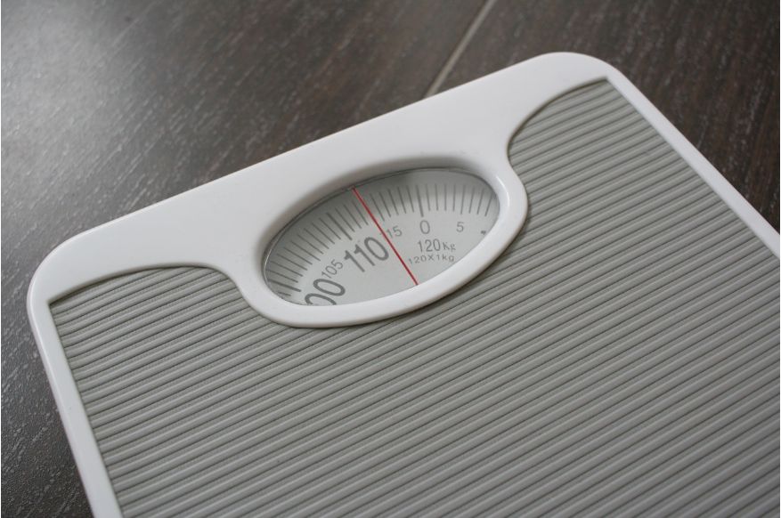 Economía de la flacura y brecha salarial por obesidad en las mujeres