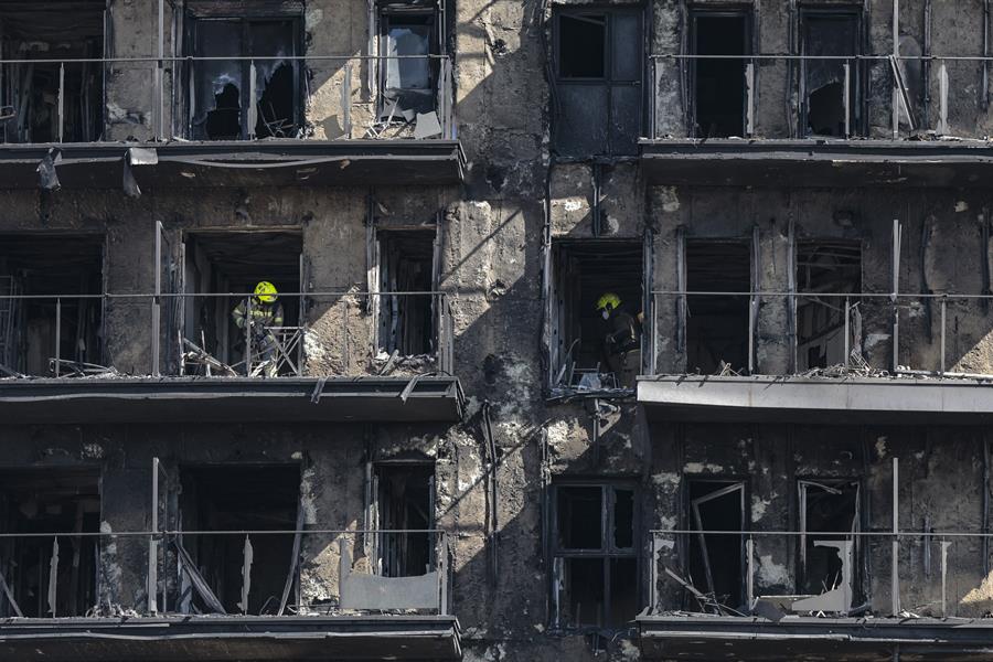 Bomberos acceden al edificio incendiado en la ciudad española de Valencia