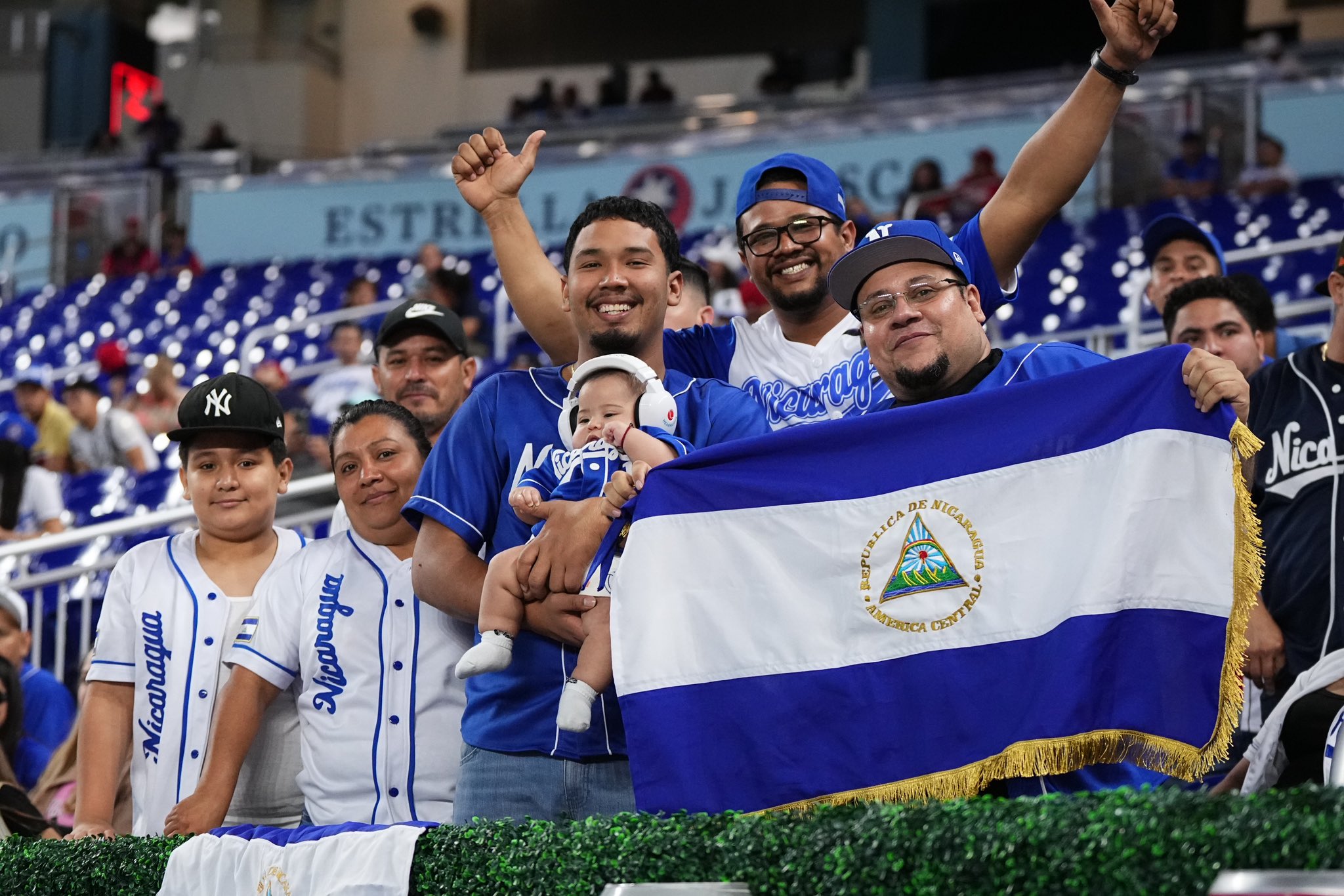 Oswaldo Guillén se compromete a ayudar a mejorar béisbol de Nicaragua
