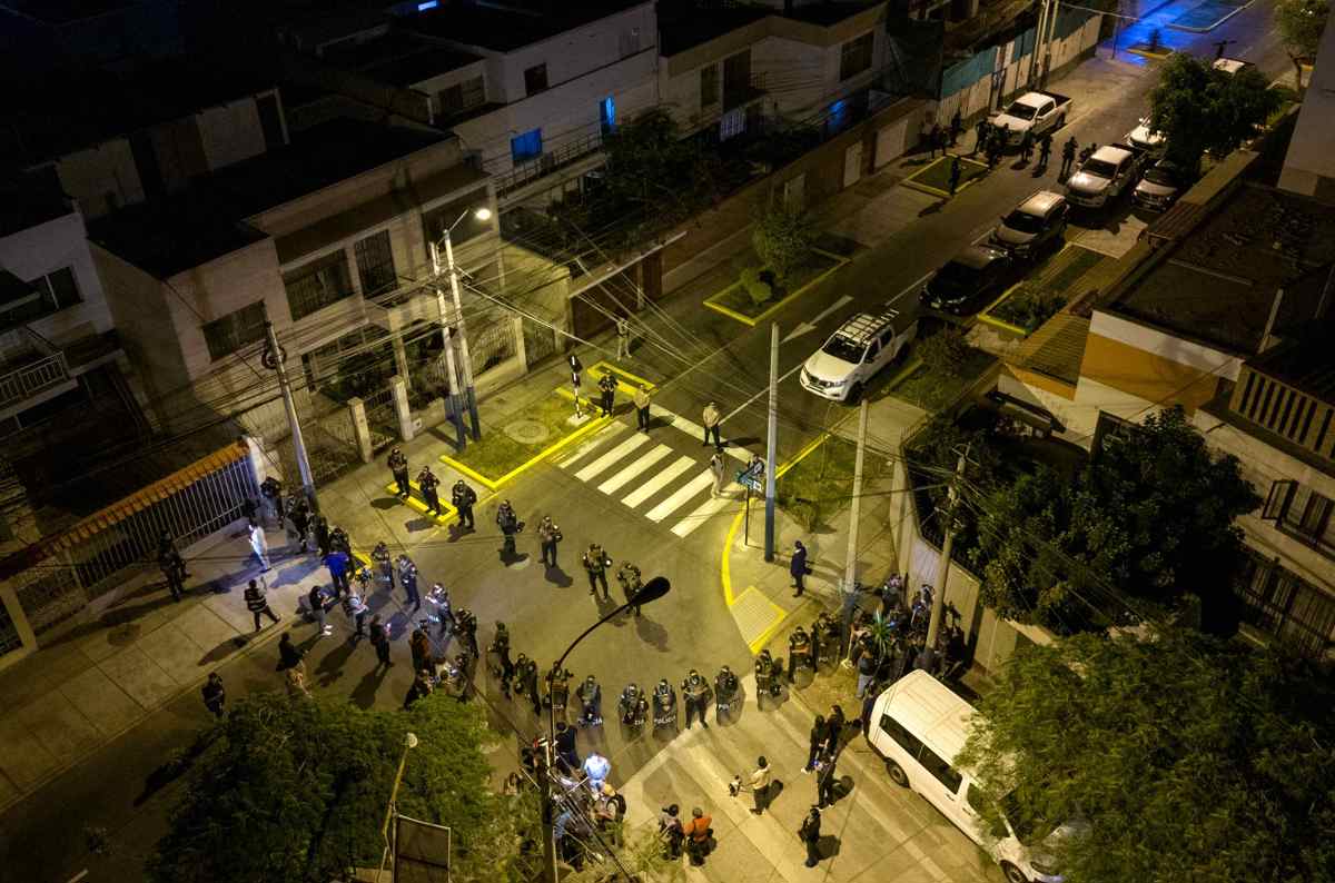 La casa de la presidenta de Perú es allanada por la fiscalía y la policía